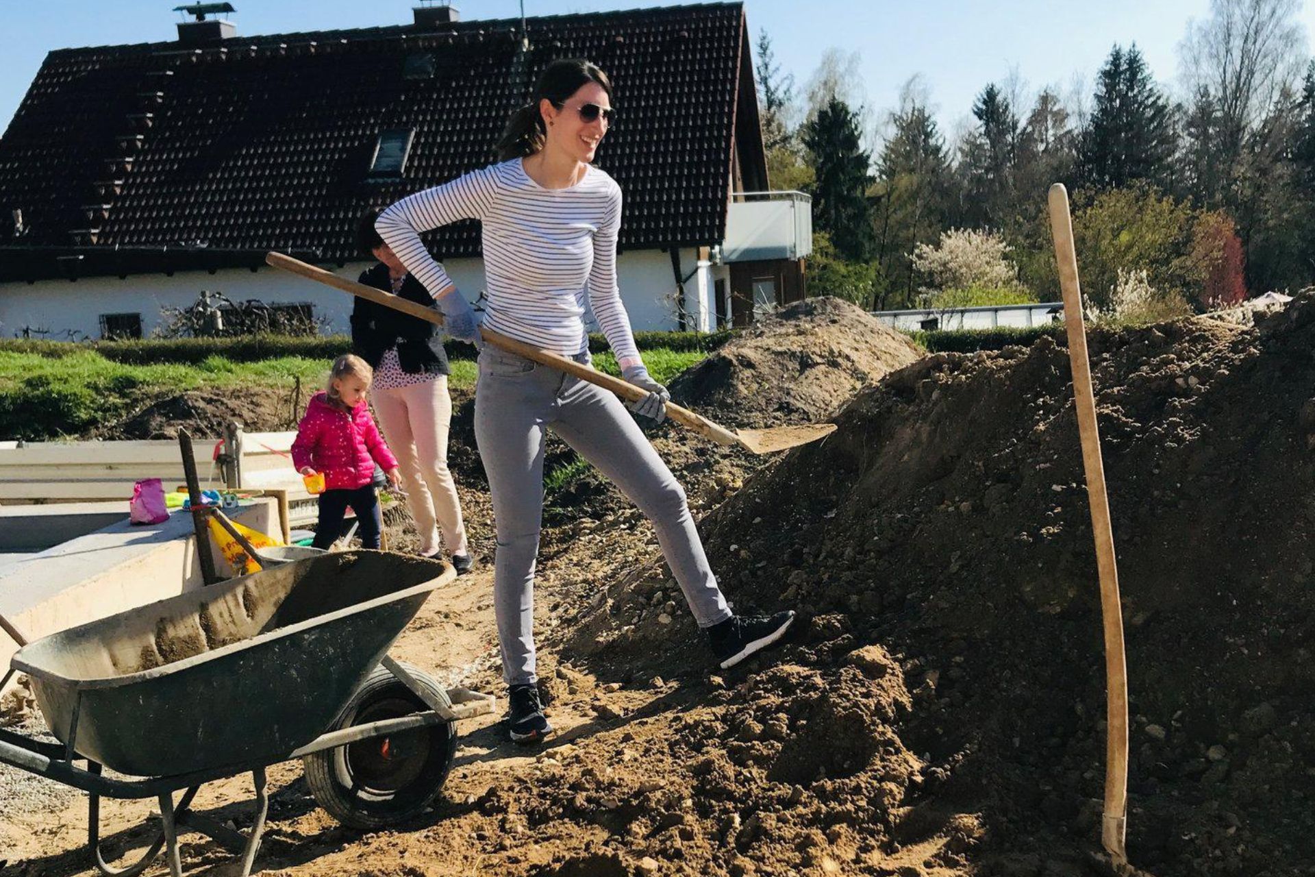 Katharina Ziegler mit der Schaufel Katharina Ziegler mit der Schaufel